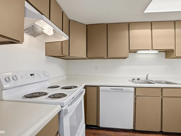 415 N Bragaw — Photo 18