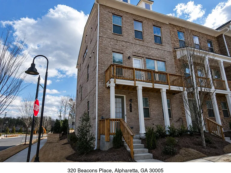 320 Beacons Pl — Photo 1
