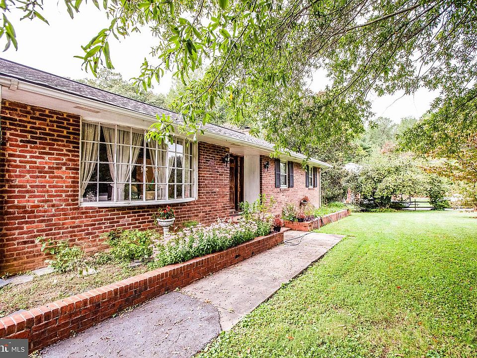 1st image of 303 Greenwood Dr