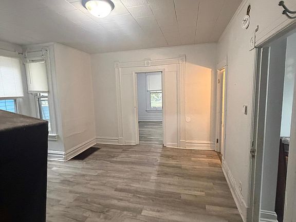 4th image of 467 Beaumont St