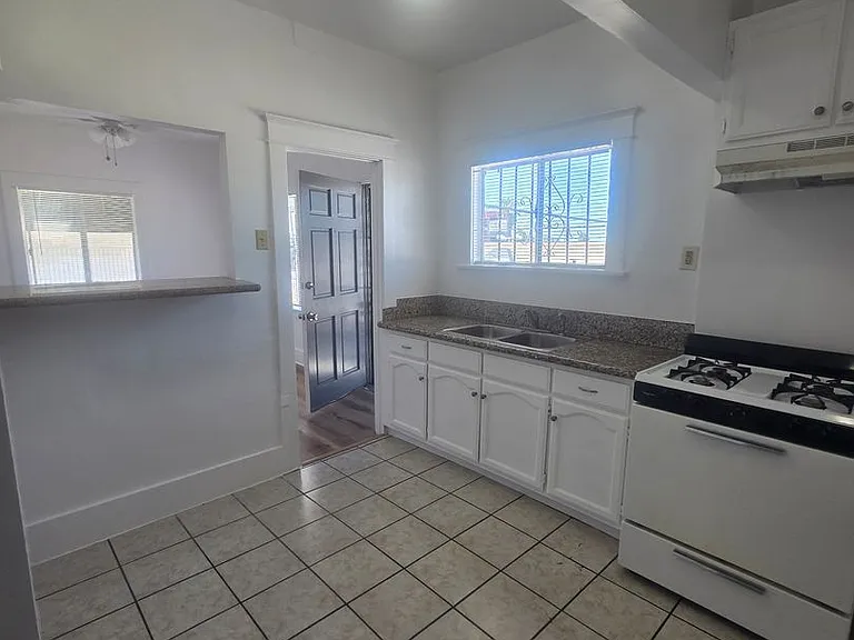 324 E Esther St — Photo 4