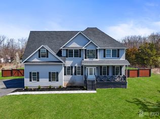 11 Davon Ln, Hamburg, NJ 07419