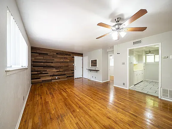 804 N Locust St — Photo 4