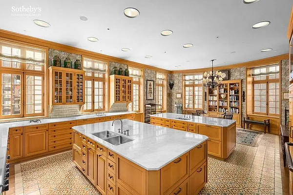 Sold by Sotheby's International Realty | media 17