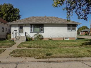 921 Sheridan St, Holdrege, NE 68949