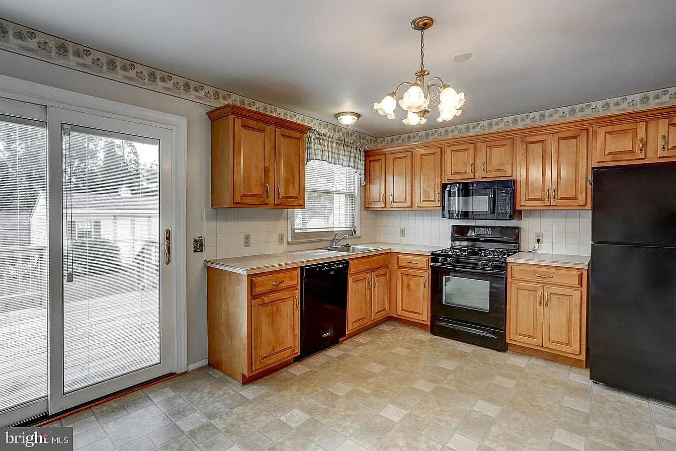 3 bed, 1320 sqft, $1,850 — Photo 2