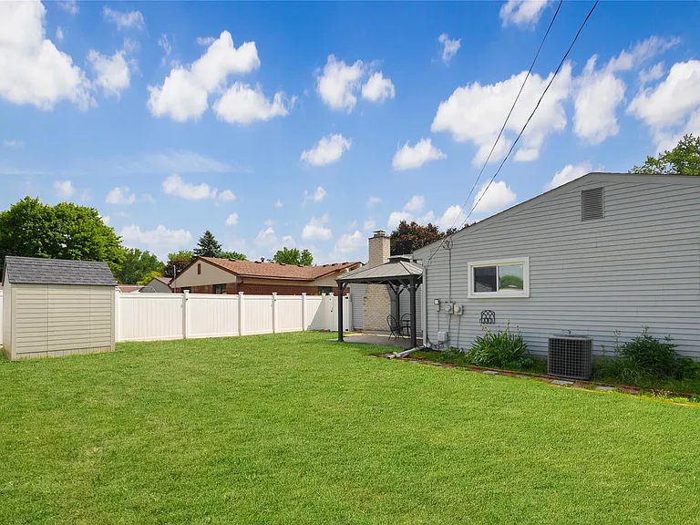 37653 Longacre Dr — Photo 33