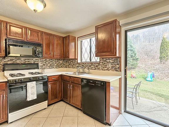 4th image of 392 Farrwood Dr