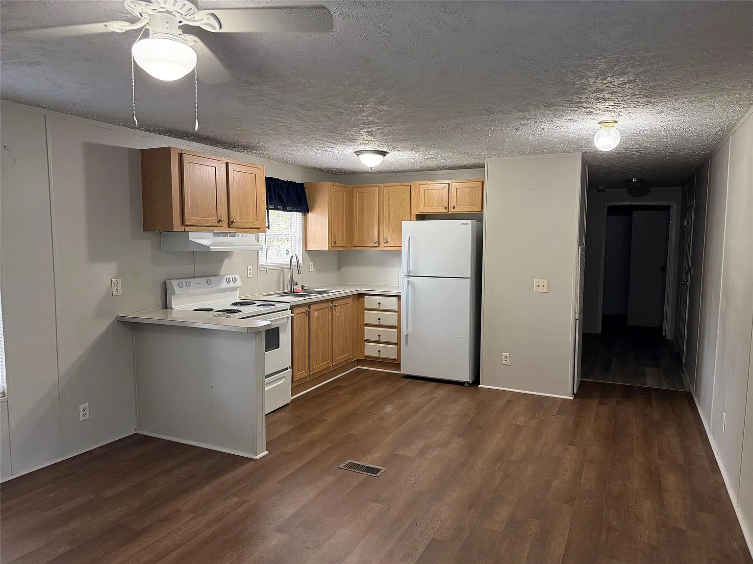 3 bed, 1.0 bath, 896 sqft, $850 — Photo 3