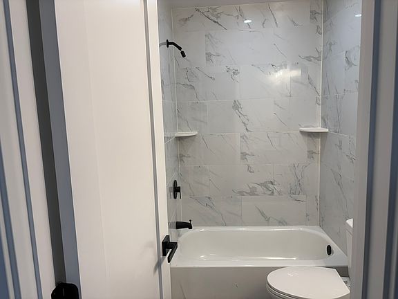 4th image of 4440 N Hamlin Ave #G