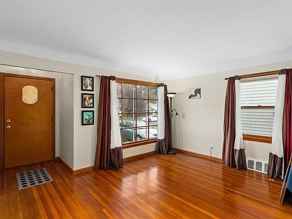 3rd image of 1115 Parkleigh Dr