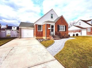 22 Newburgh St, Elmont, NY 11003