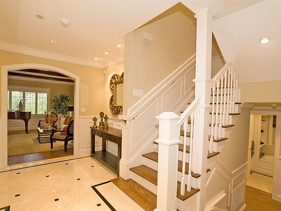 3rd image of 270 Chapin Ln