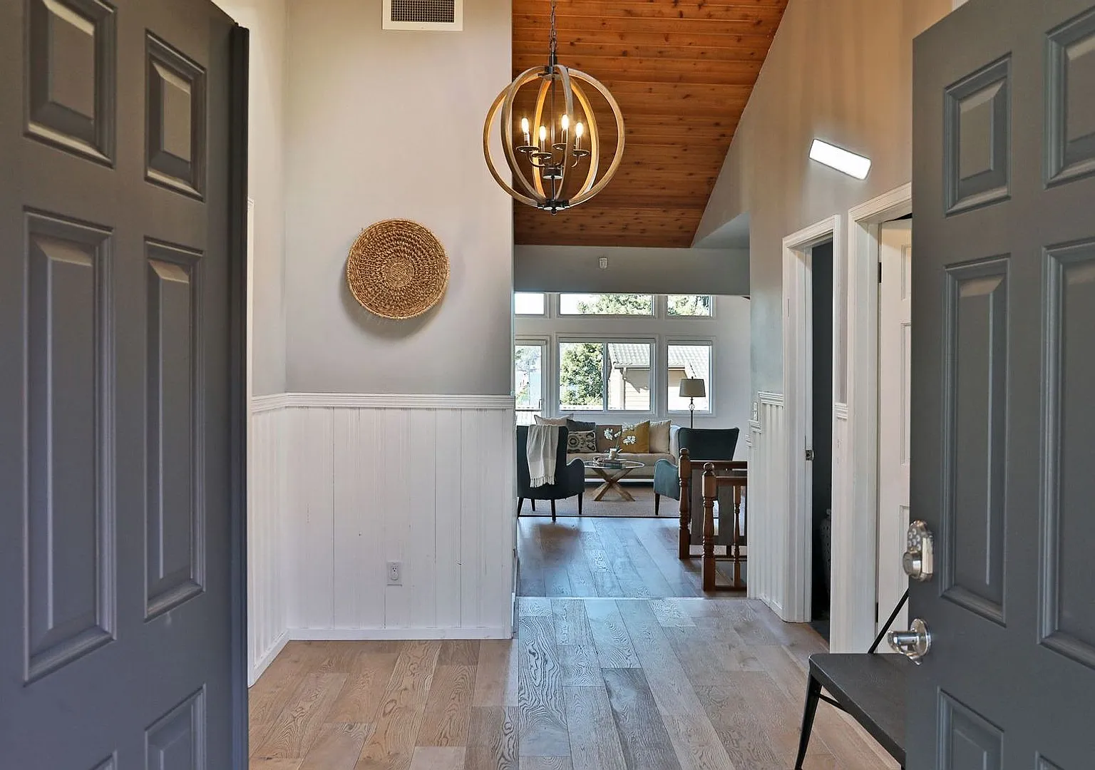 One Of A Kind Freeland Home with Two Seperate Living Areas!! — Photo 2