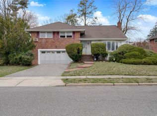 831 Pepperidge Rd, Westbury, NY 11590