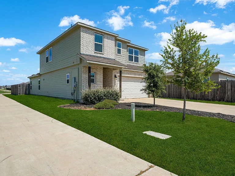 579 Jennifer Way — Photo 3