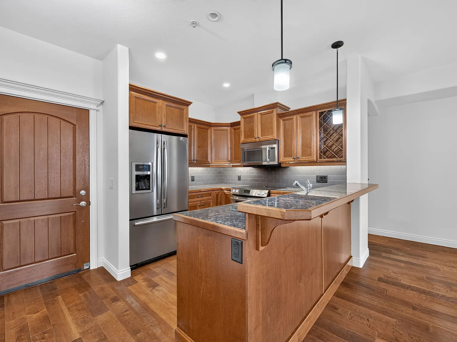 2 bed, 1102 sqft, $2,400 — Photo 2