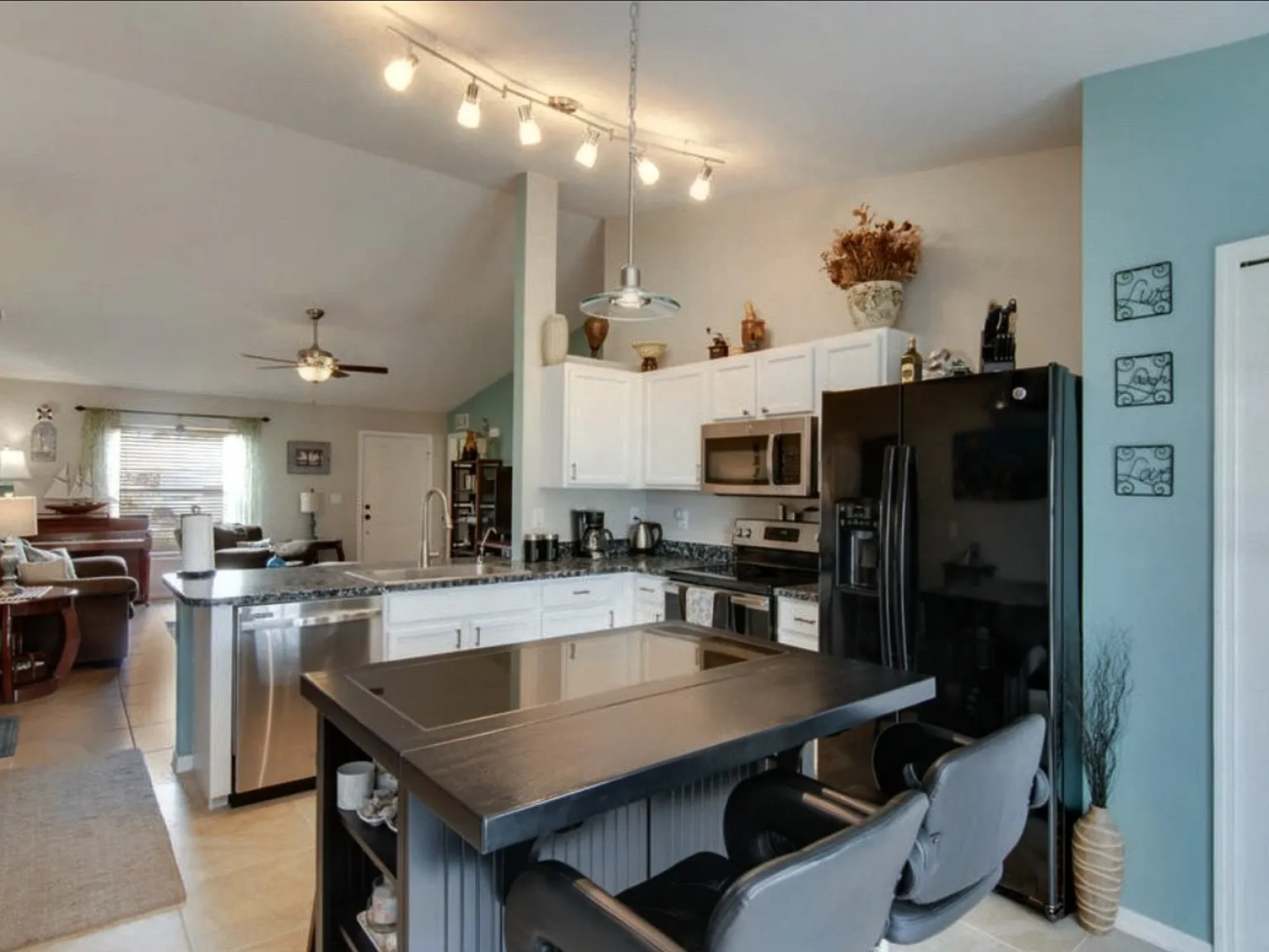 4 bed, 1600 sqft, $2,300 — Photo 3