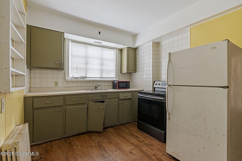3rd image of 740 Eastern Avenue