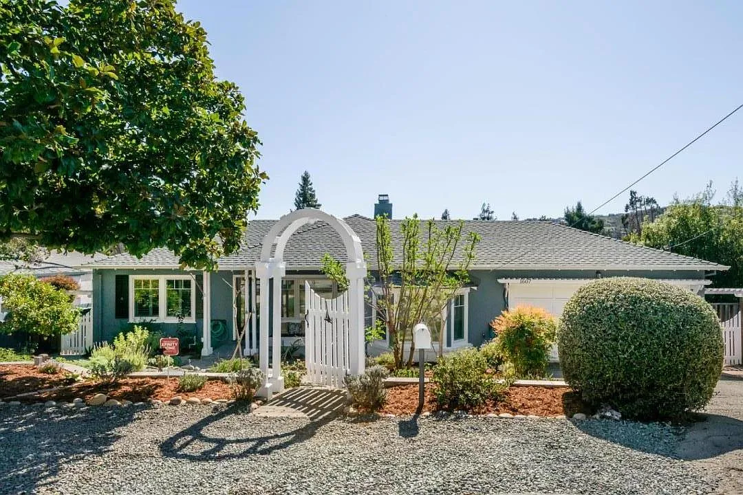 1607 Fairway Dr photo 1