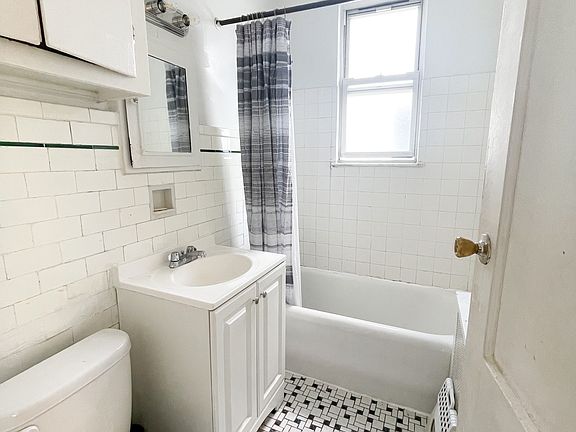 4th image of 25-26 18th St #3F