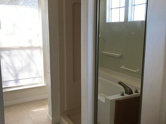 5th image of 1722 Foxlake Dr
