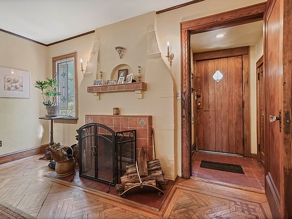 4th image of 15 Fort Hill Cir