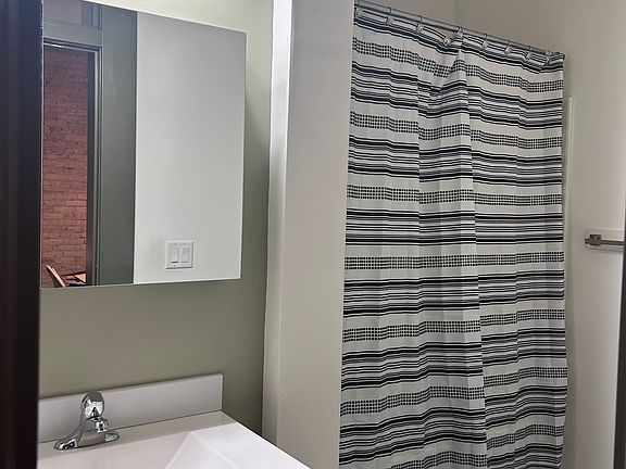 5th image of 11 N Grove Ave Unit 2