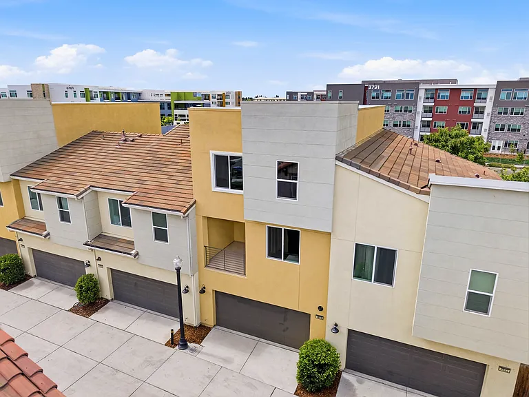 3818 E Commerce Way — Photo 29