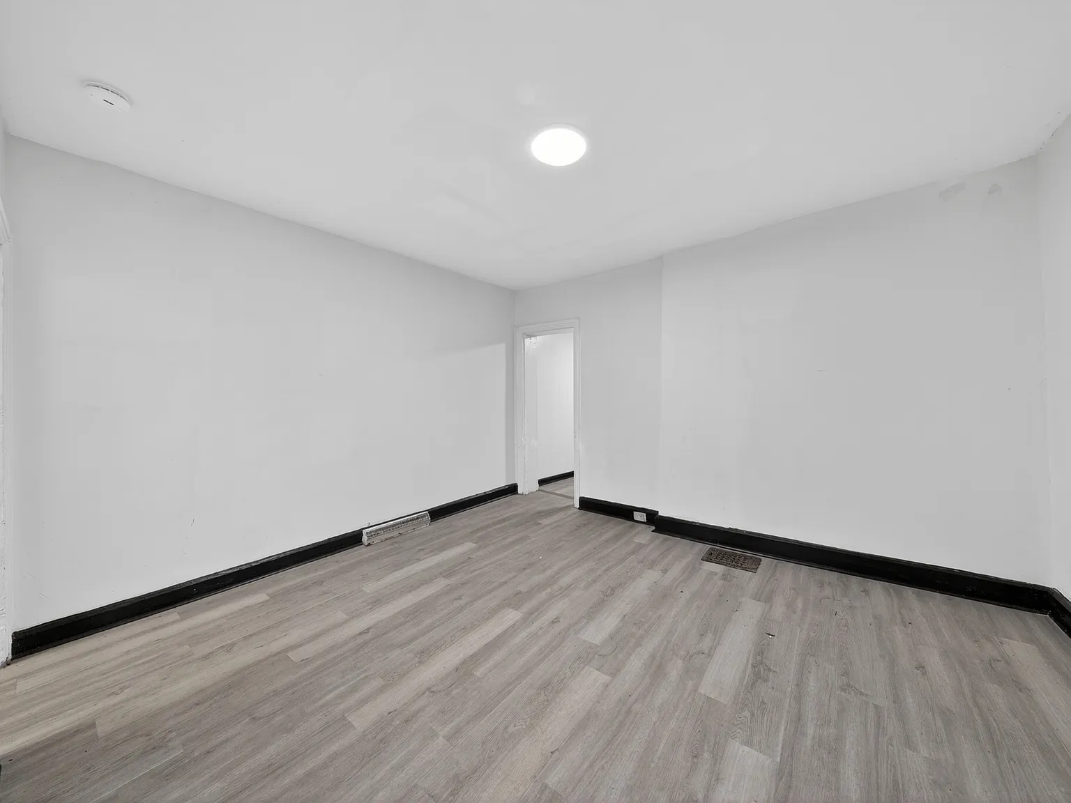 3 bed, 775 sqft, $1,700 — Photo 3