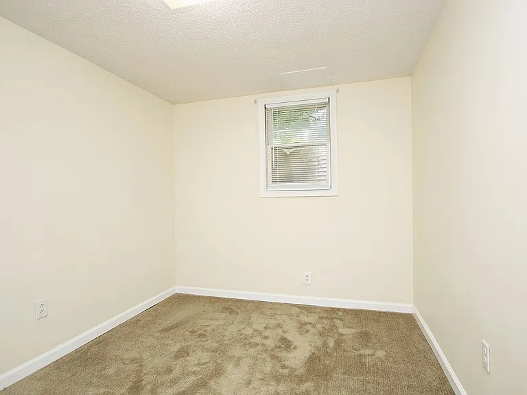 113 Stratford Ct #B — Photo 6