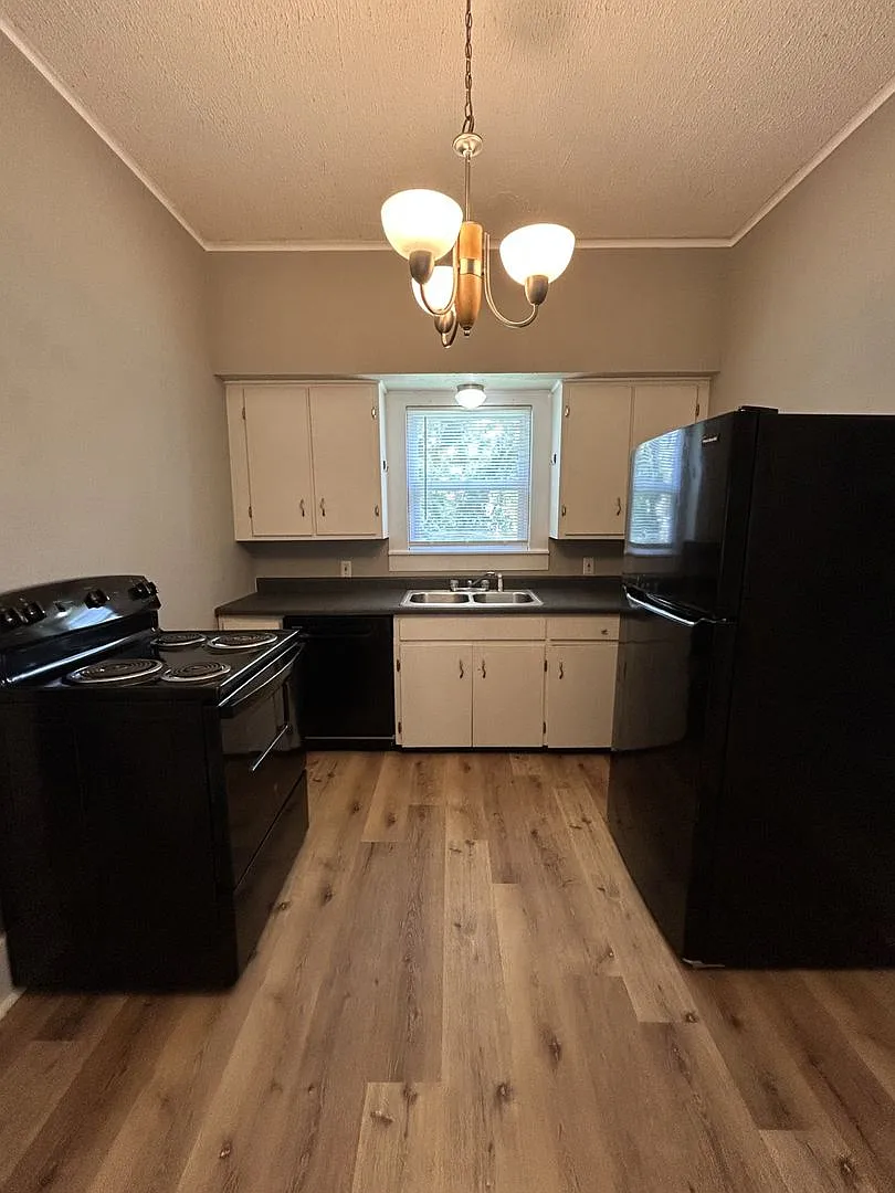 Just Renovated - 2 Bedroom 1 Bathroom House — Photo 3