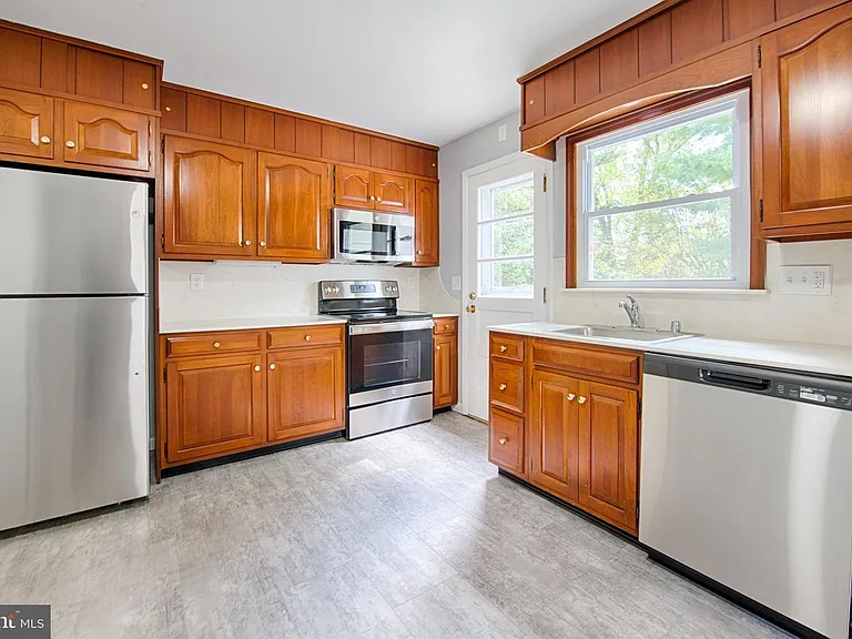 721 Bedford Rd — Photo 2