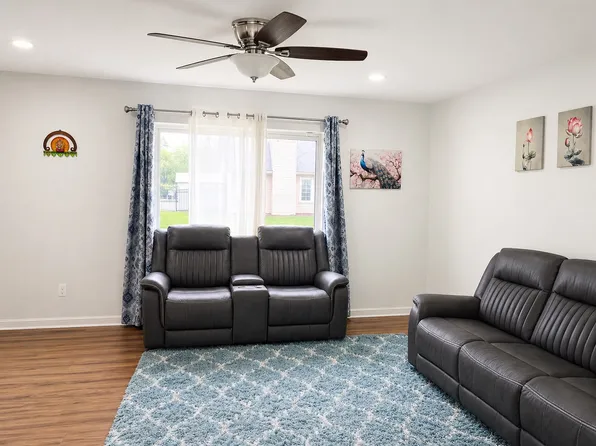 901 Kirts Blvd, Troy, MI 48084