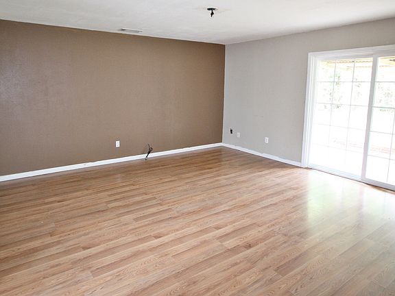 3rd image of 1106 Cummings Ave