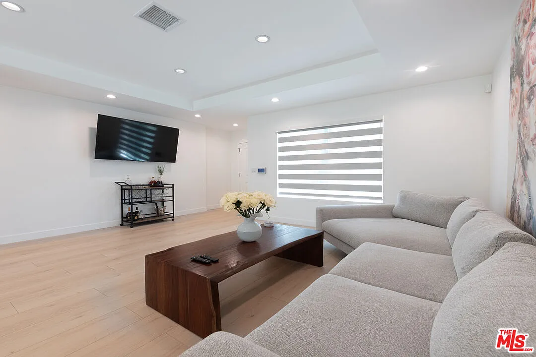2 bed, 1.0 bath, 851 sqft, $3,700 — Photo 4