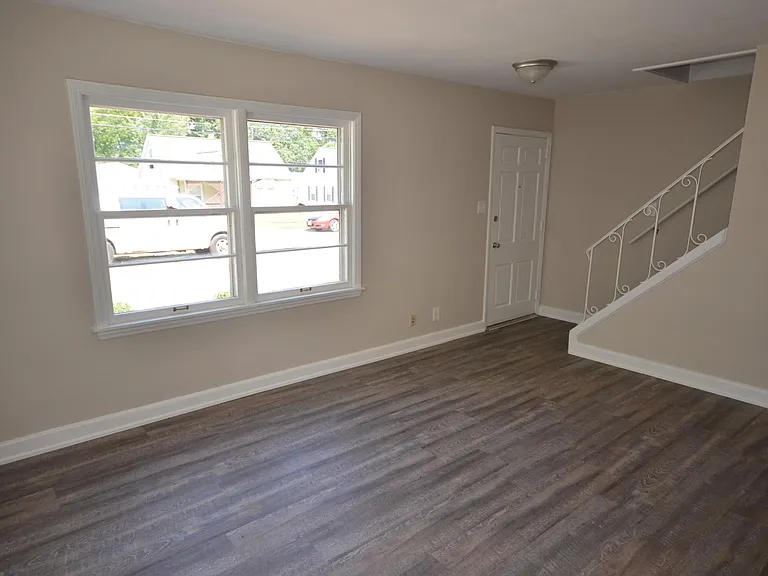 342 Jennings Ave — Photo 7