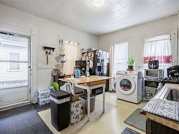 4th image of 51 Joseph Pl