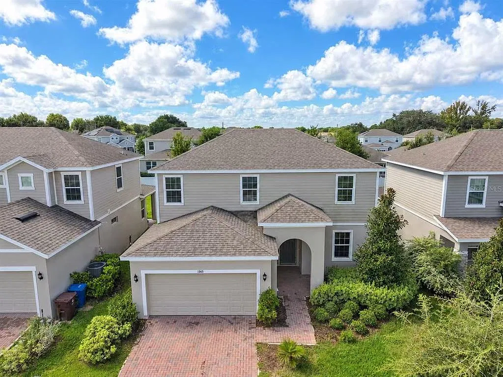 4 bed, 3.0 bath, 2392 sqft, $2,300 — Photo 2