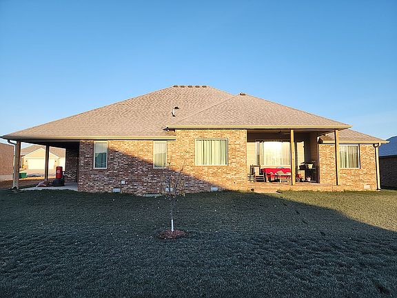 2nd image of 765 N Fox Hill Cir
