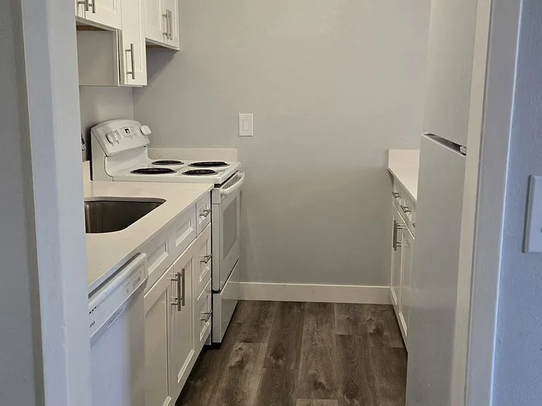 Camille Court Apartments — Photo 4