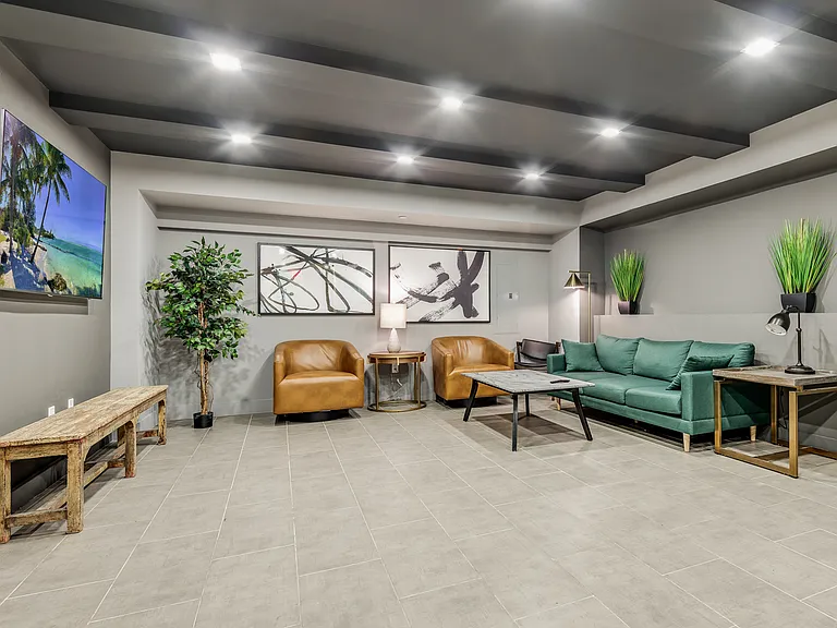 11-12 44th Dr #4D — Photo 13