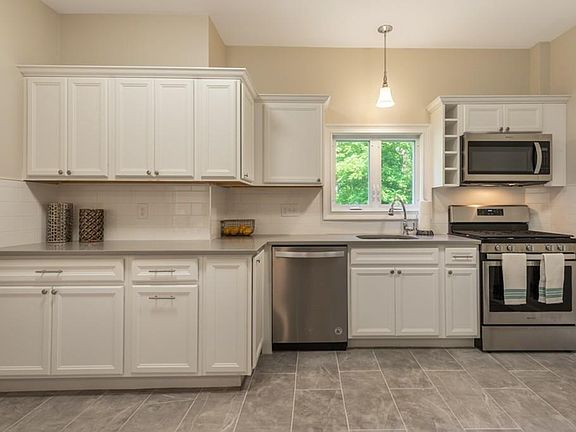 3rd image of 19 Pickering St