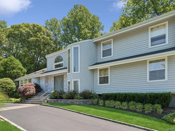 2 Greenwood Lane, Woodbury, NY 11797