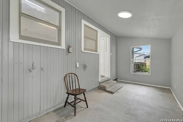 105 E Huebinger St — Photo 20