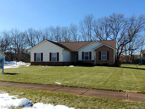 2425 Foxfield Ln, Highland, MI 48356