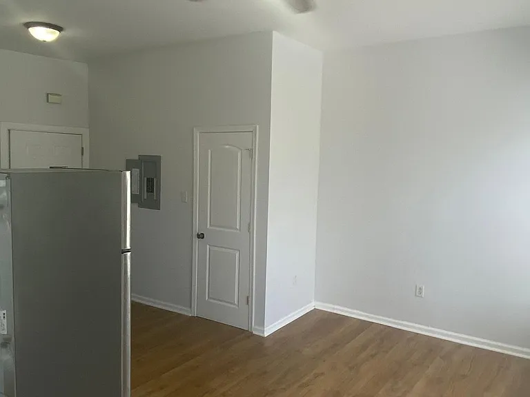 131 50th St #2F — Photo 7