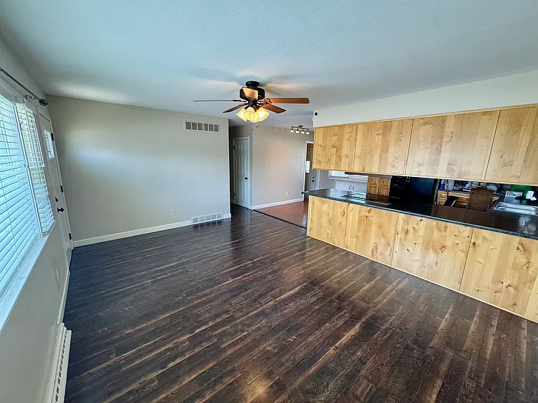 404 Anamosa St — Photo 3