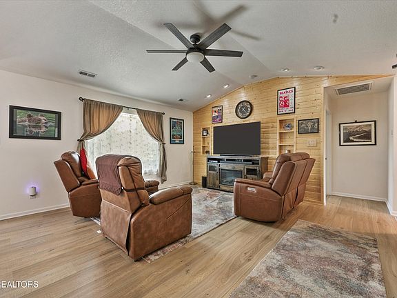 4th image of 126 Hartfield Ln