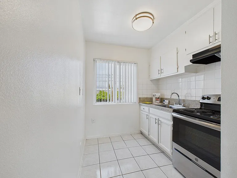 Woodman Apartments — Photo 2